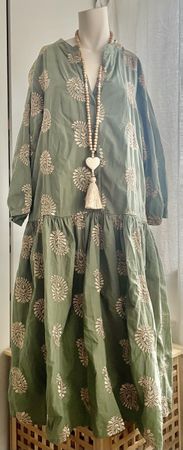 Wunderschönes Kleid mit Stickereien 