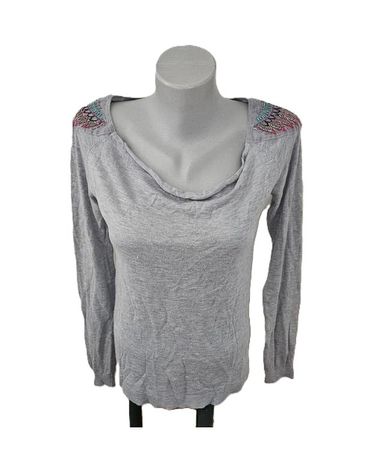 Herziger Pullover mit Stickerei an den Schultern Gr. S