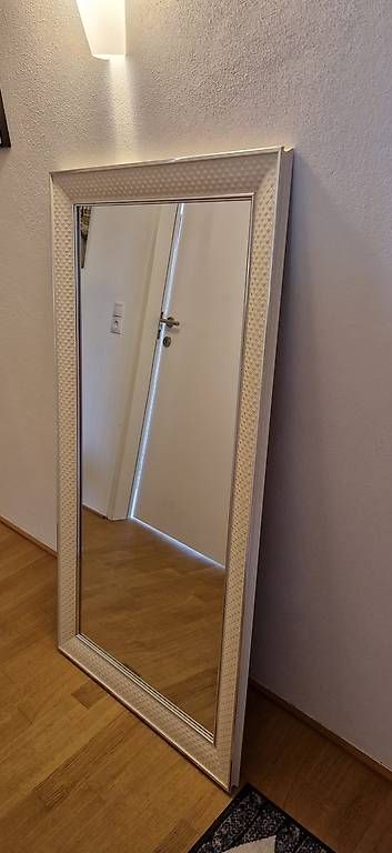 Spiegel: Wandspiegel weiss mit Silberrand – Gebraucht aus Marbach SG von Maler35