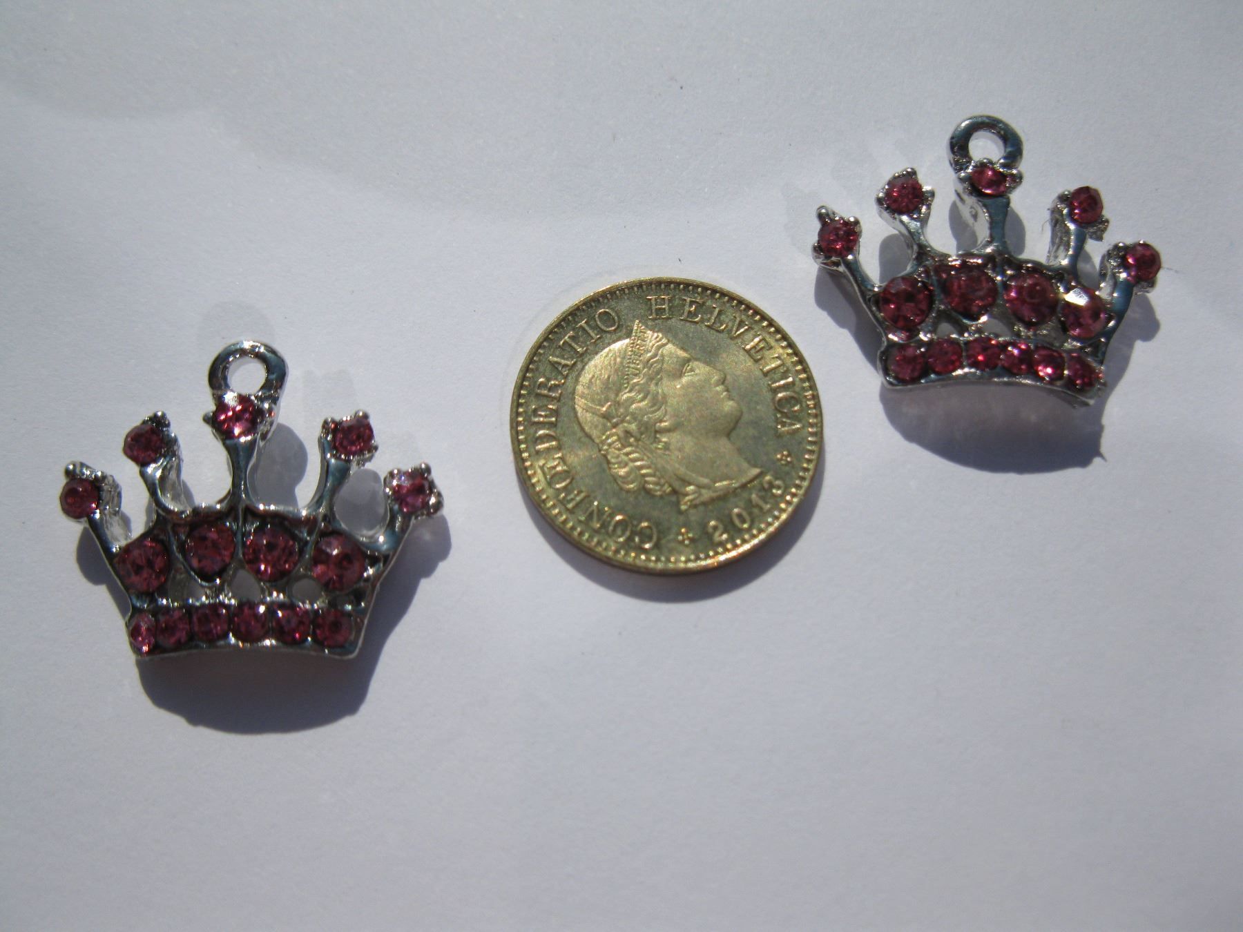 Perlen (unechte): Anhänger Krone mit rosa Strass, 17x21mm – Neu und originalverpackt aus St. Margarethen TG von LuanaKa 1
