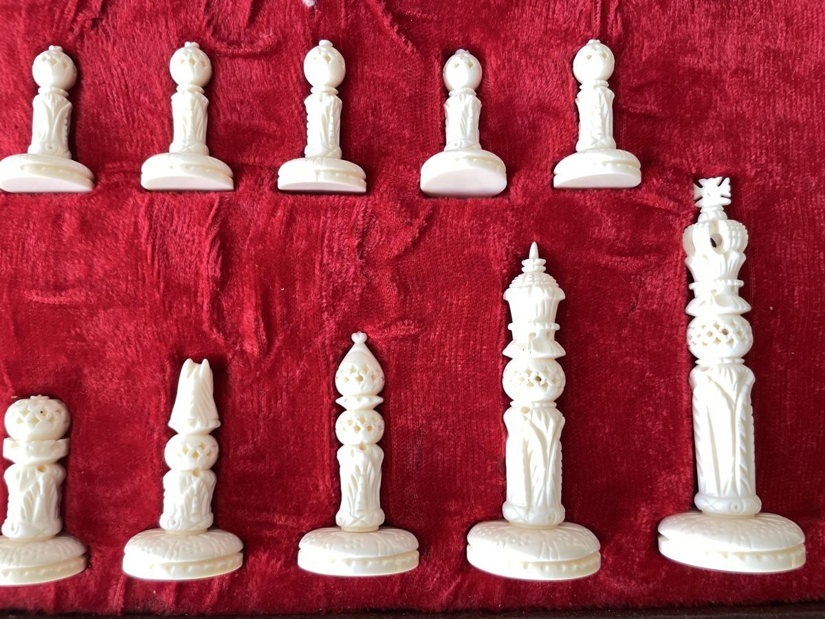 Giochi: Pièces d’échecs en os sculpté – Usato da Biel/Bienne venduto da Galaq
