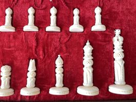 Pièces d’échecs en os sculpté