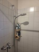 Verschiedene Badmöbel- Dusche