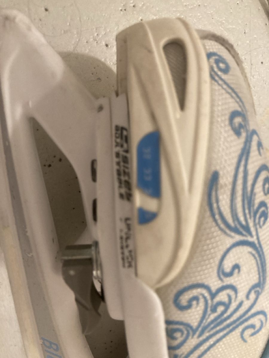 Pattini da ghiaccio: Schlittschuhe gr 32-35 – Usato da Domat/Ems venduto da nyfelerpatrick 1