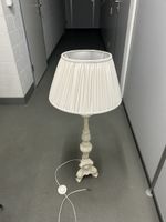 Tischlampe weiss mit Lampenschirm gebraucht mit Mangel