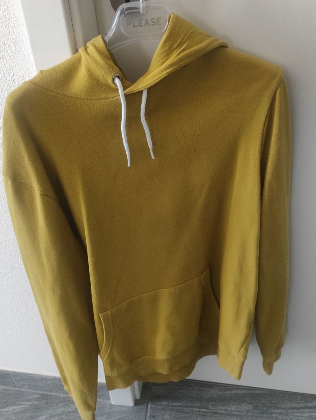 Pullover & Sweatshirts: Pull à capuche New Look Homme, taille M, couleur moutarde – Gebraucht aus Vétroz von mrcl01