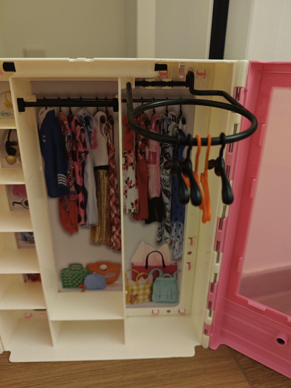 Hasbro Jouets: BARBIE Kleiderschrank – D'occasion à Gibswil par jibbi01 2