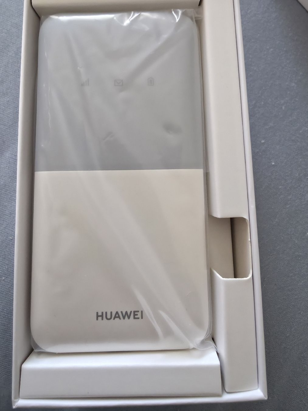Huawei Modem & Router: Huawei 4g LTE mobiler WLAN Router E5586-326 – Nuovo (secondo la descrizione) da Luzern venduto da Asim_84 1