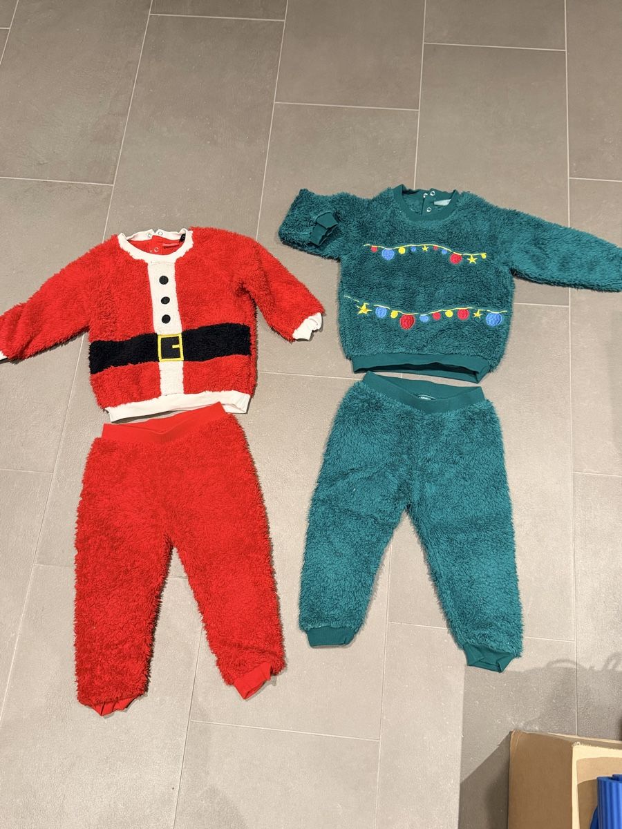 Lotti & Set di vestiti: Completi natalizi 86/92 – Usato da Sigirino venduto da RamonaLamboo
