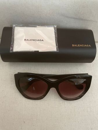 Balenciaga Sonnenbrille mit Etui und Brillenputztuch.