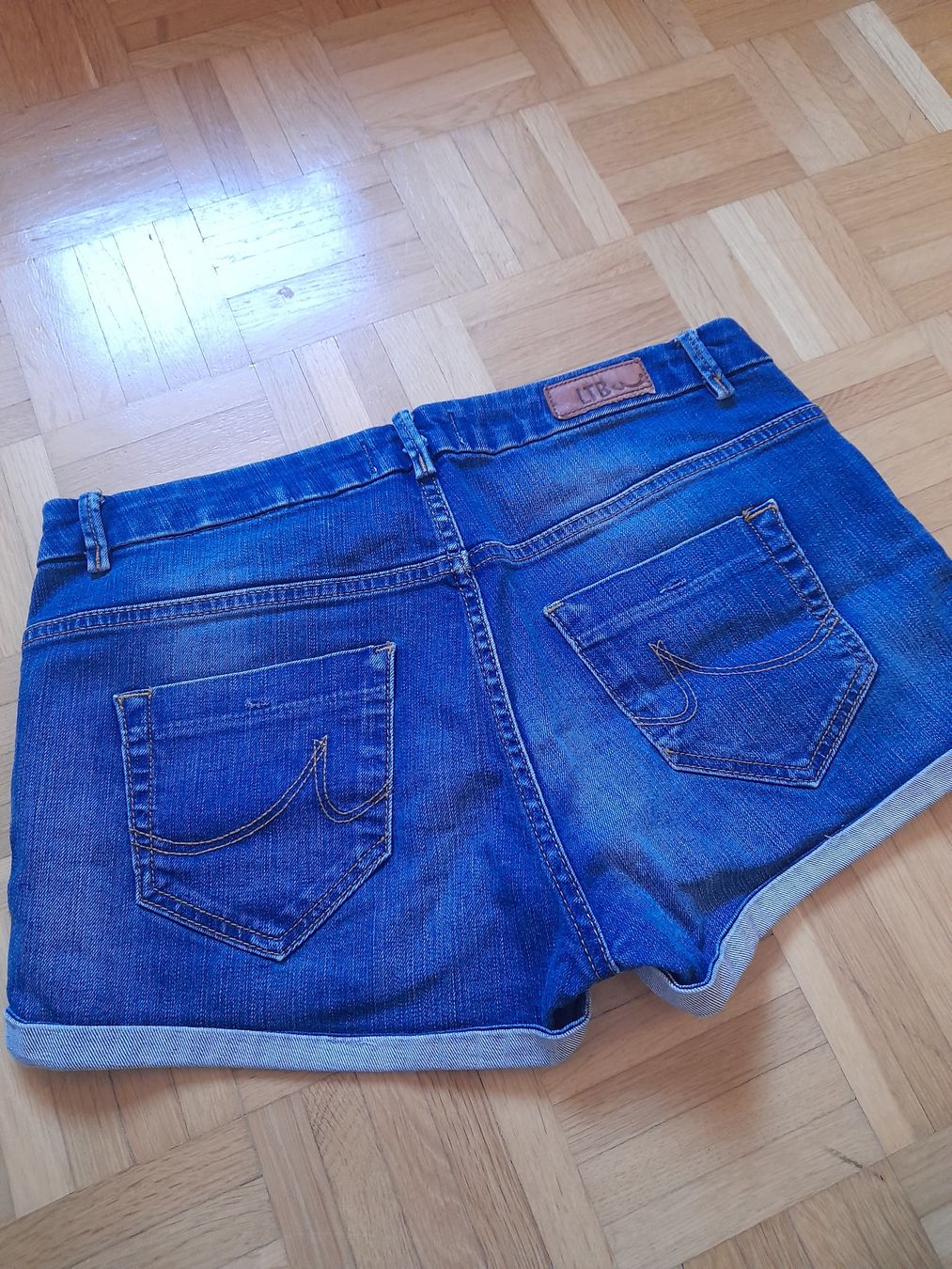 Jeans: Jeans-Shorts (Grösse M) – Gebraucht aus Luzern von anni. 2