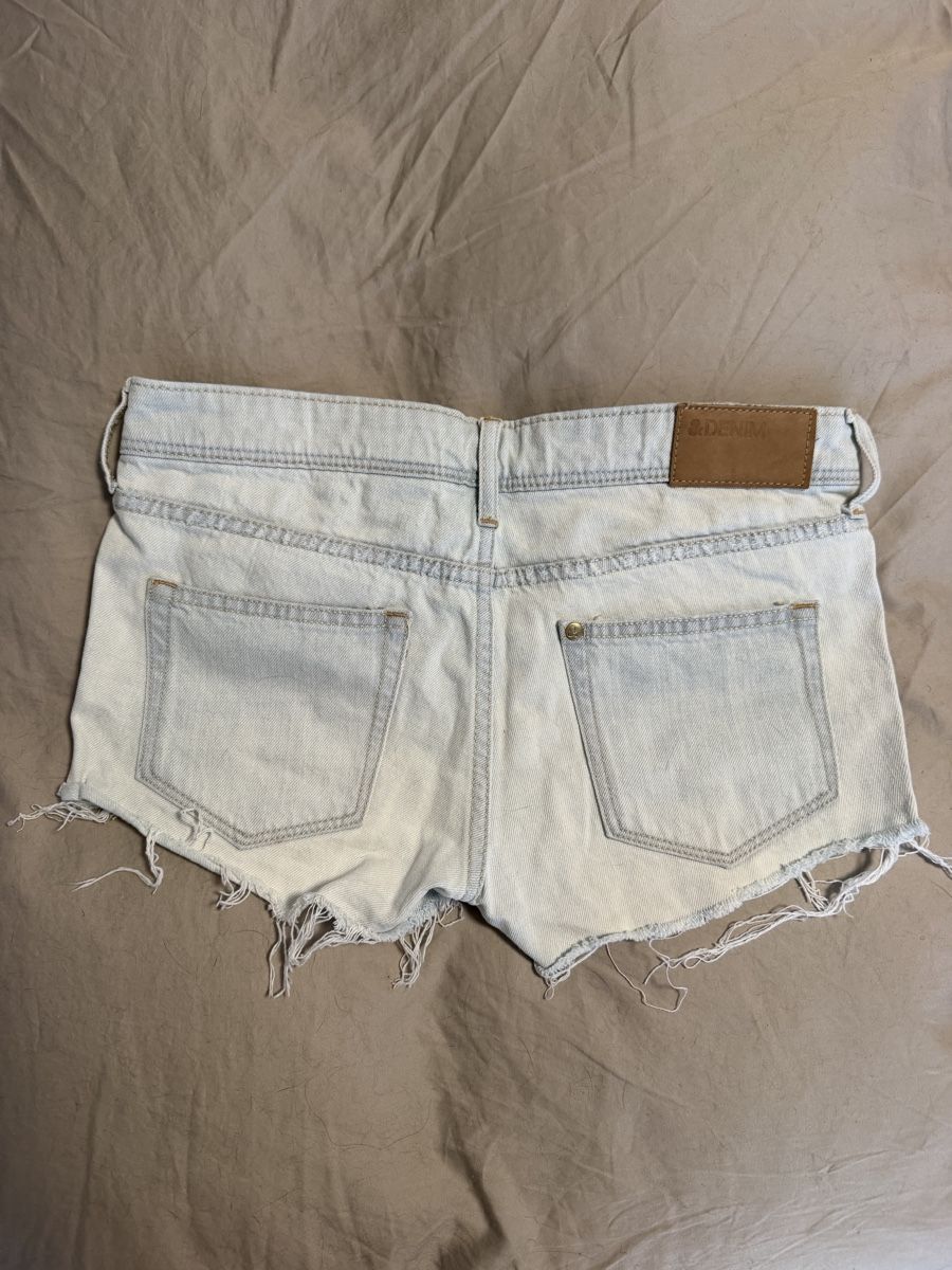 H&M Jeans: H&M Jean shorts size 34 – Usato da Horgen venduto da Elizhadz 3