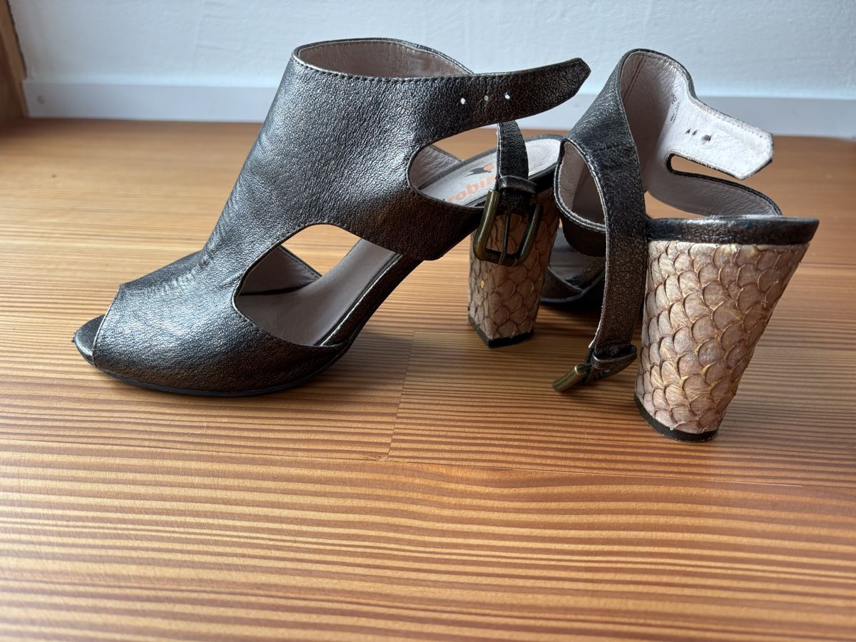 Scarpe da donna: Fanyl Robin Sommerschuhe, Gr. 40, bronze-metallic Effekt – Usato da Bubikon venduto da Andi230 1