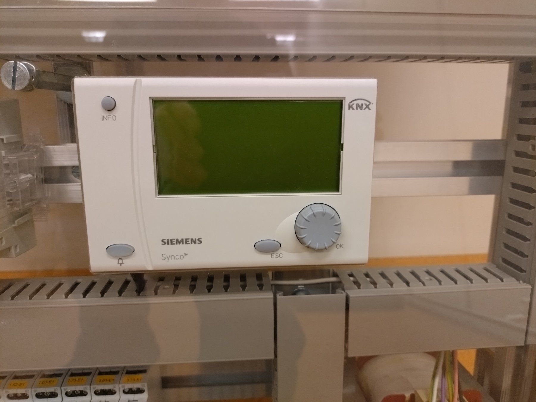 Siemens Componenti elettronici: KNX Steuertableau kompl. mit Siemens Komponenten – Usato da Steinhausen venduto da _Bergler_ 5