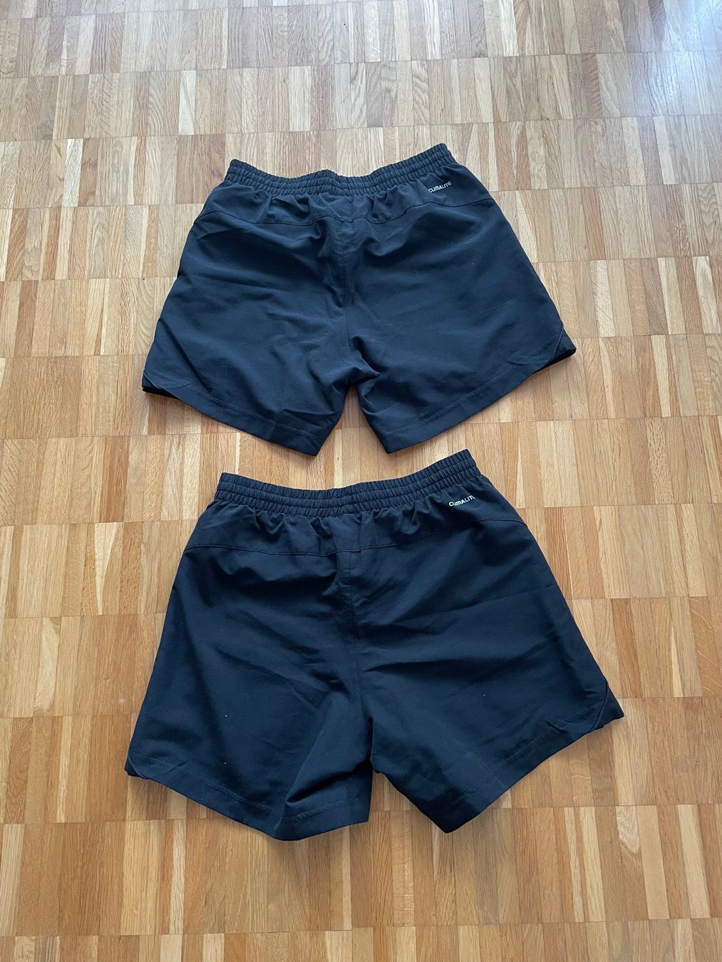 Adidas Pantaloni: Kurze Adidas-Sporthose, Gr. S – Usato da Jona venduto da Tr3s 1
