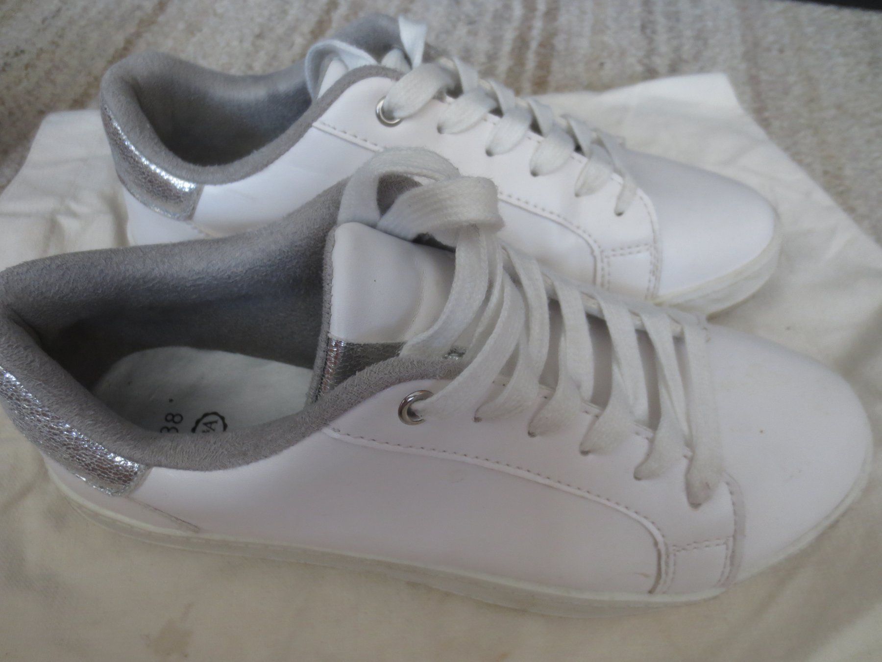 C&A Scarpe da donna: Freizeitschuh weiss Grösse 38 – Usato da Männedorf venduto da Livingston 1