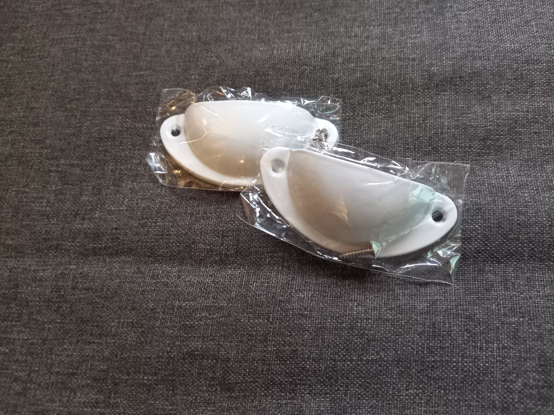 Ferramenta: 40x Retro Möbelgriff Weiss - Poignée de tiroir retro blanc – Nuovo e nell'imballaggio originale da Lausanne venduto da batishop 1