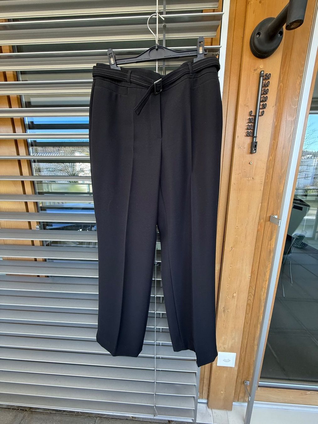 Pantaloni: Schwarze Stoffhose Gr. 40 mit Gürtel, elegant – Usato da Dällikon venduto da dahi1 1