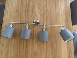 Spot-Deckenleuchte mit Lampenschirmen