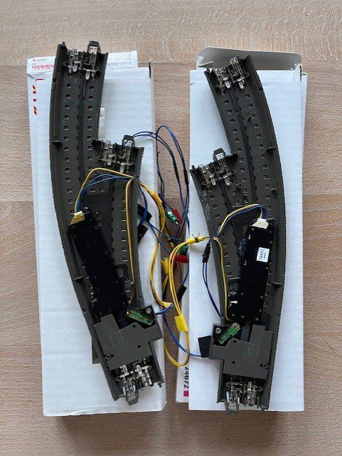 Märklin Modellini di ferrovie: 2x Bogenweiche (motorisiert) Märklin C-Gleis – Usato da Winterthur venduto da dond1 1