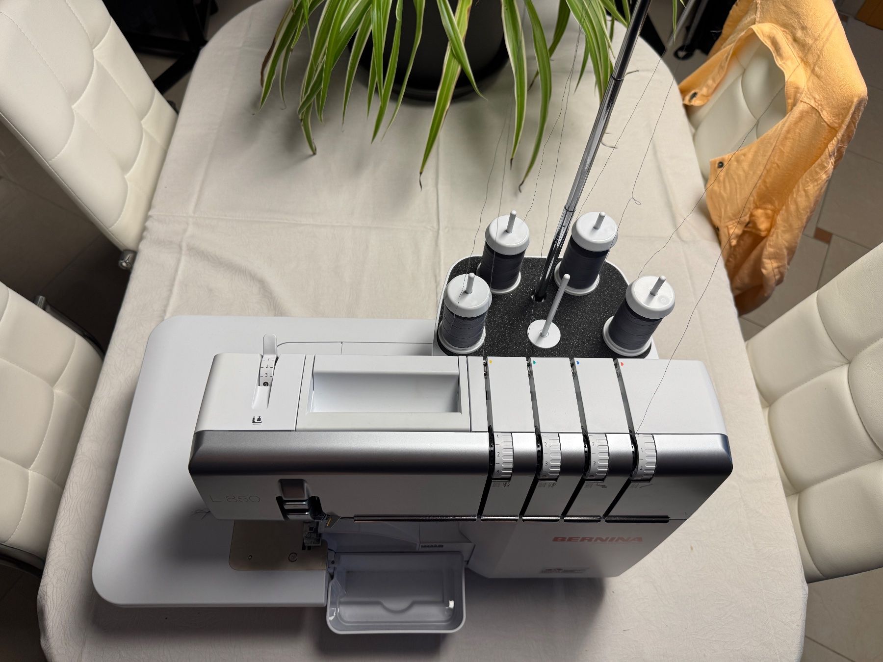 Bernina Macchine da cucire: BERNINA L850 Overlock – mit One-Step Lufteinfädler – Nuovo (secondo la descrizione) da Ramsen venduto da Winiger-Informatik 5