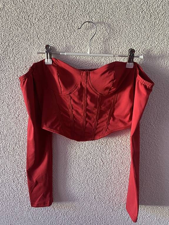 Blusen: Schönes Schulterfreies Rotes Oberteil – Gebraucht aus Wahlen b. Laufen von Jeanine_T