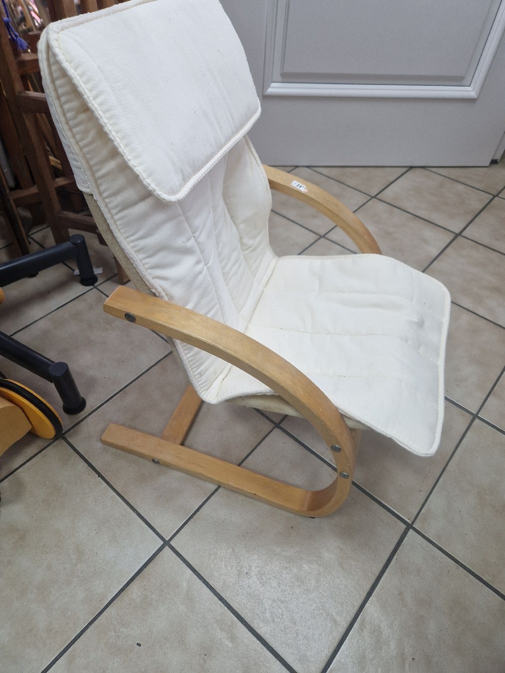 Poltrone: Gemütlicher Kinder Relaxsessel mit Holzrahmen, b – Usato da Mörigen venduto da Clio111 5