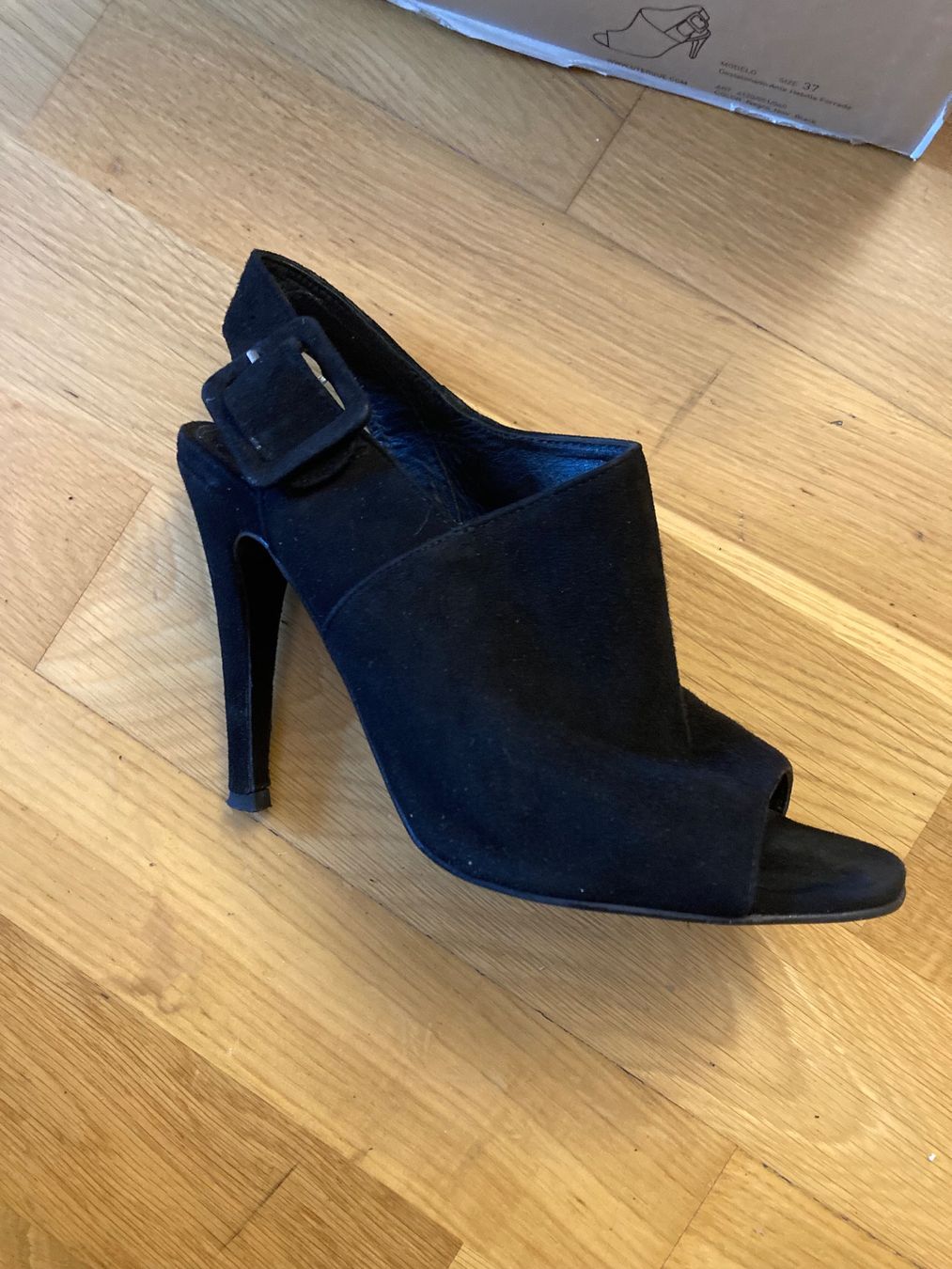 Scarpe da donna: Uterqüe, Black Suede Sandals, Size 37 – Usato da Luzern venduto da AM2nd 3