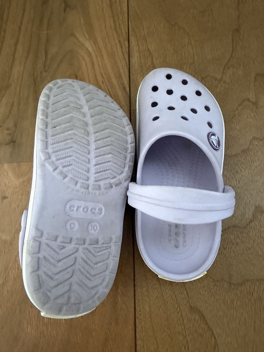 Crocs Chaussures garçon: Süsse Schuhe von Crocs – D'occasion à Au SG par Sukirl 2