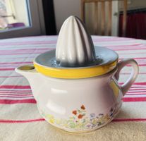 Joli presse-citron en porcelaine