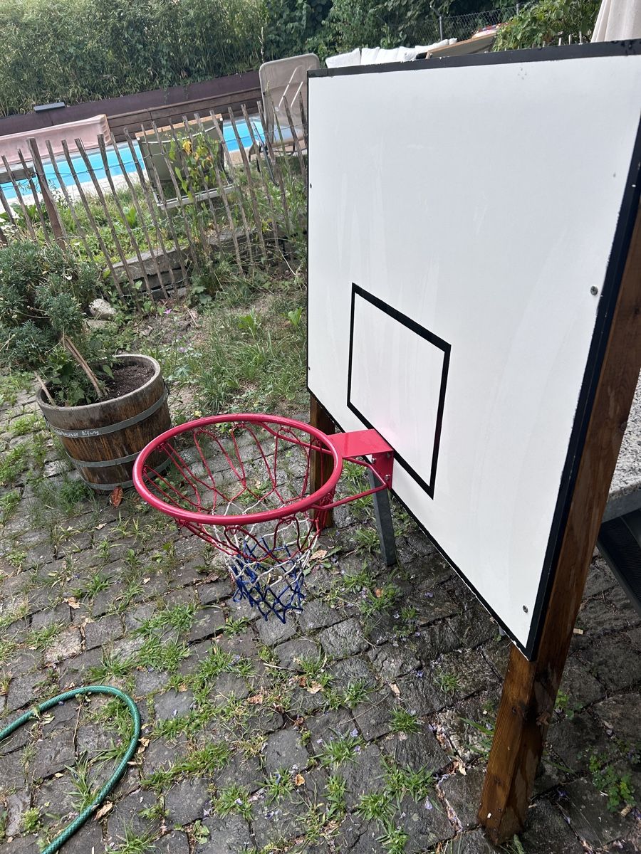 Paniers de basket: Basketballbrett mit Korb – D'occasion à Wynigen par nawy82 1