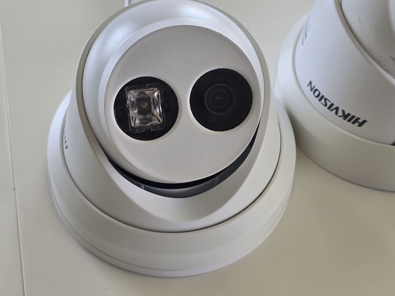 Videocamere: 2x caméra PoE Hikvision DS-2CD2385FWD-I 2.8mm – Usato da Le Mouret venduto da Lapinou 1