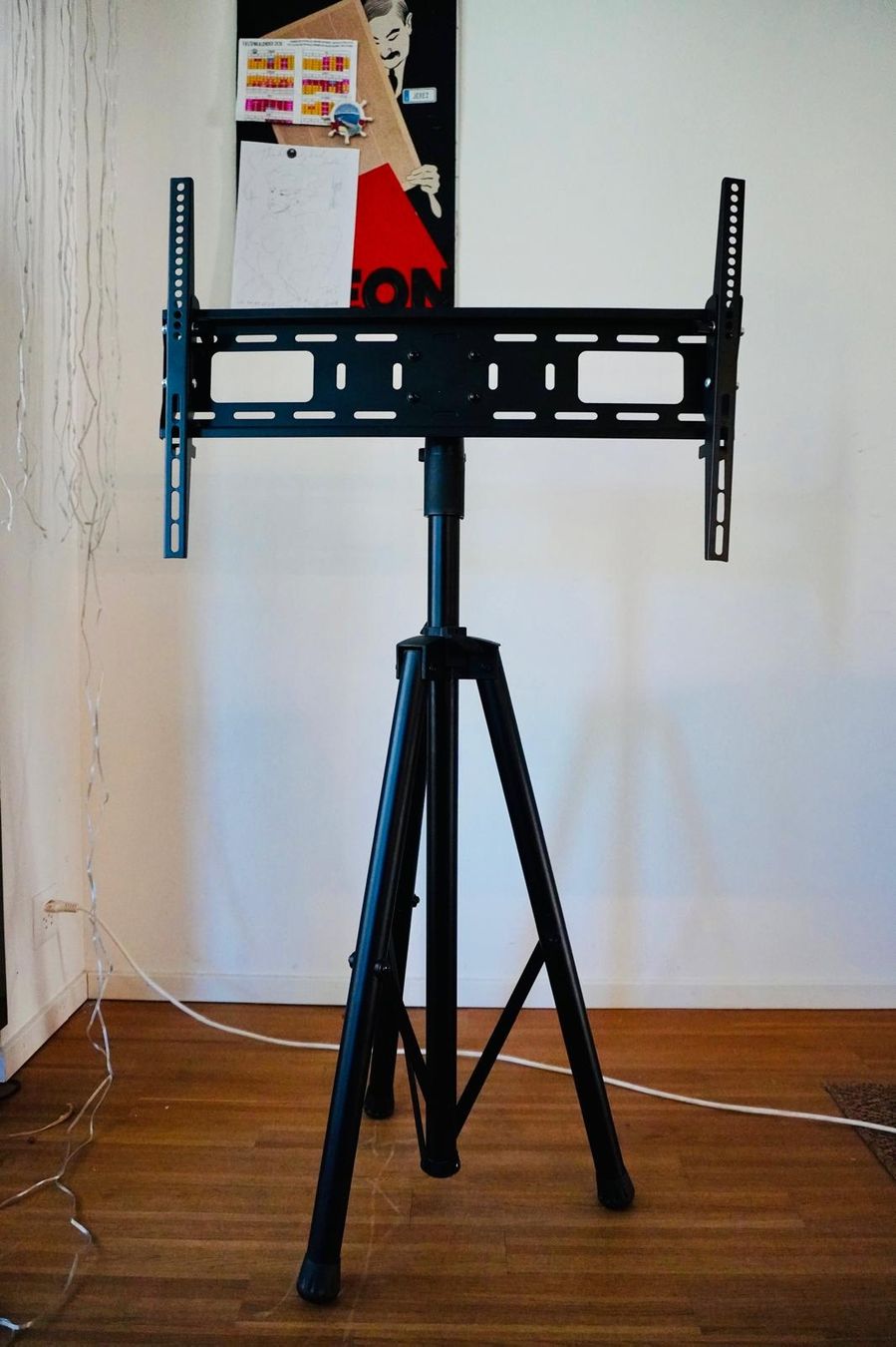 Sonstige Dekorationen & Accessoires: Support de TV trépied réglable, – Gebraucht aus Zürich von rit_y22r