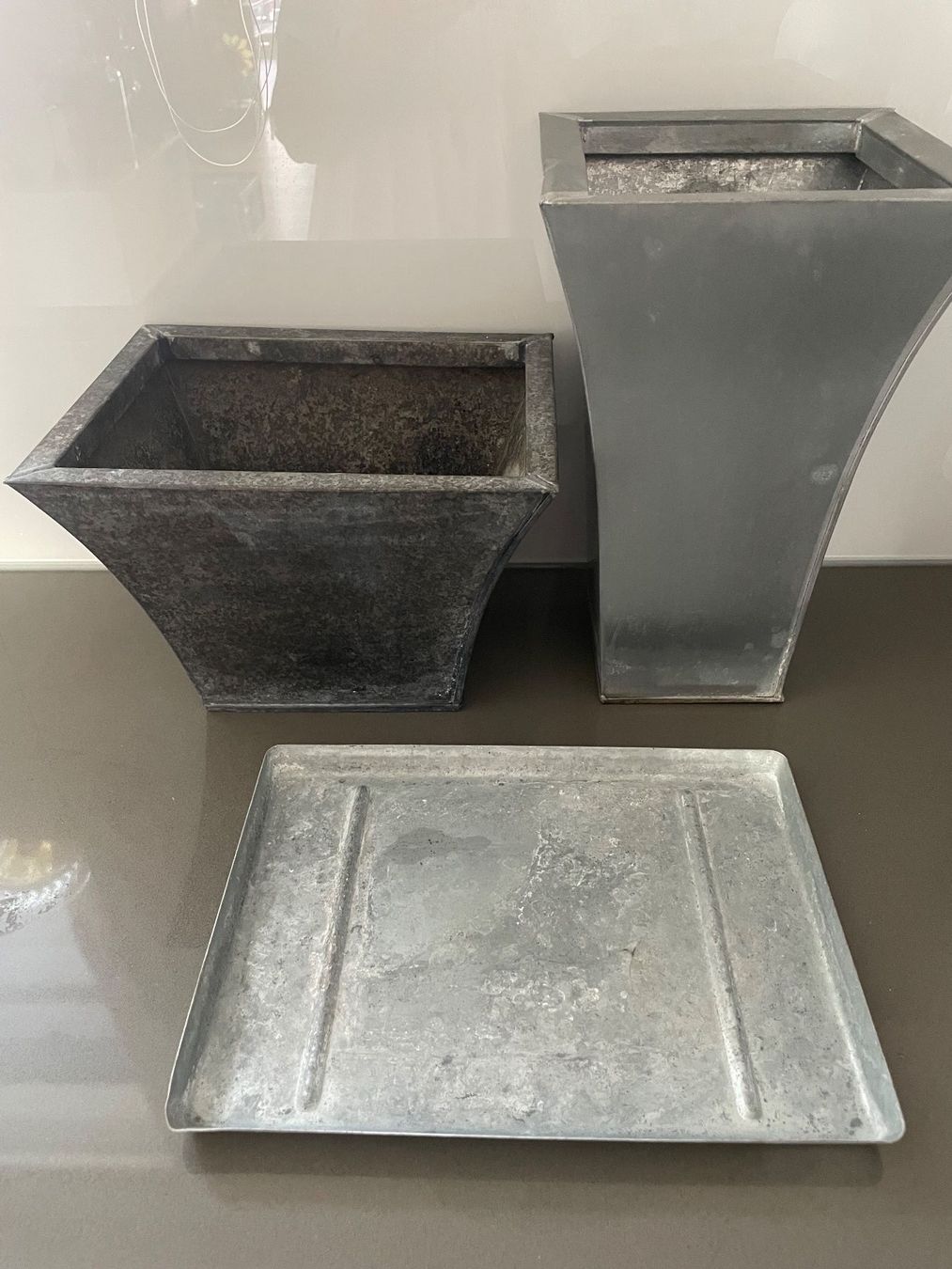 Vasi per fiori: 2 Blumentöpfe und ein Untersatz Metall – Usato da Winkel venduto da Kade50
