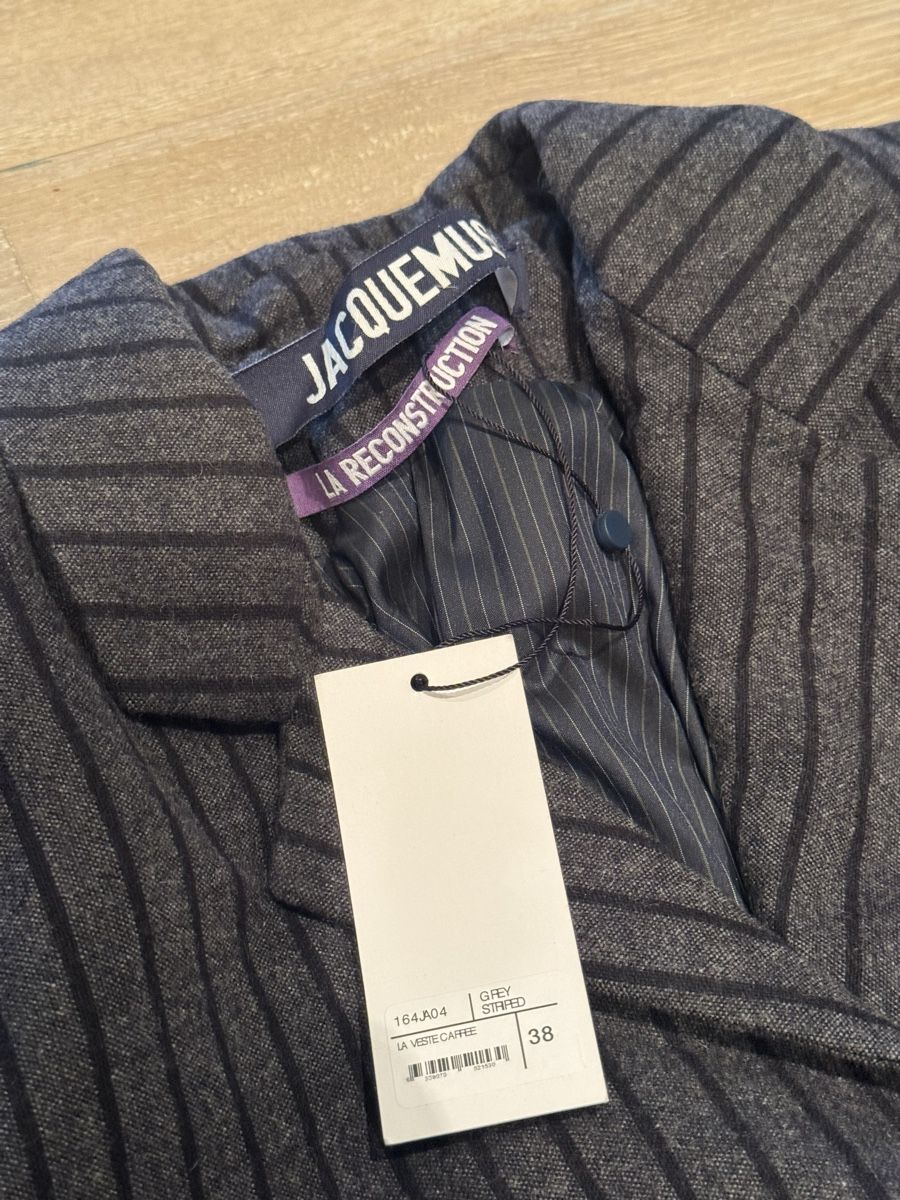 Jacquemus Giacche: Jacquemus grey pinstripe, reconstructed blazer, new – Nuovo e nell'imballaggio originale da Zürich venduto da EShopping81 8