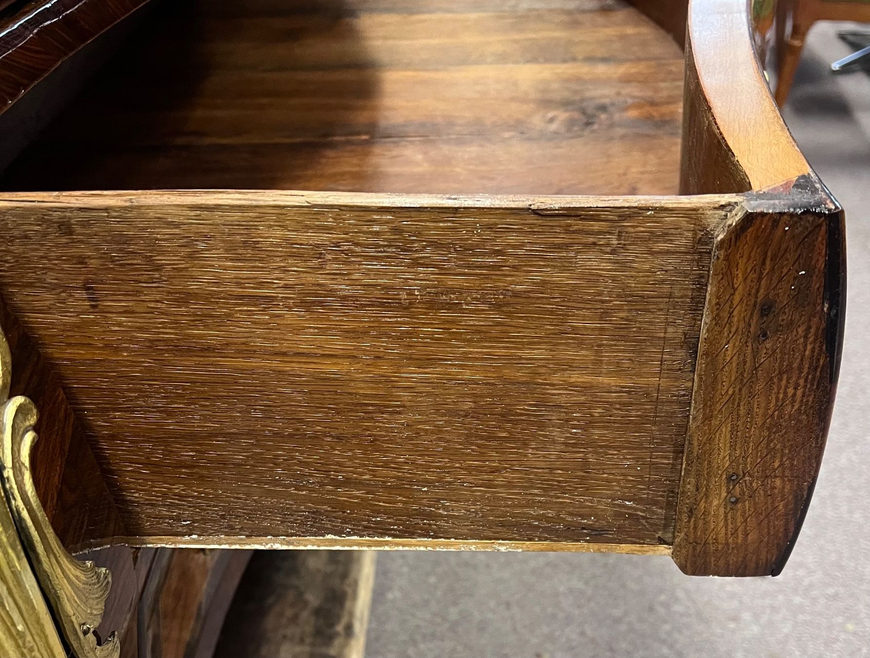 Cassettiere: Prachtvolle "Commode en Tombeau" , Paris um 1730 – Usato da Tecknau venduto da salzberg.ch 5