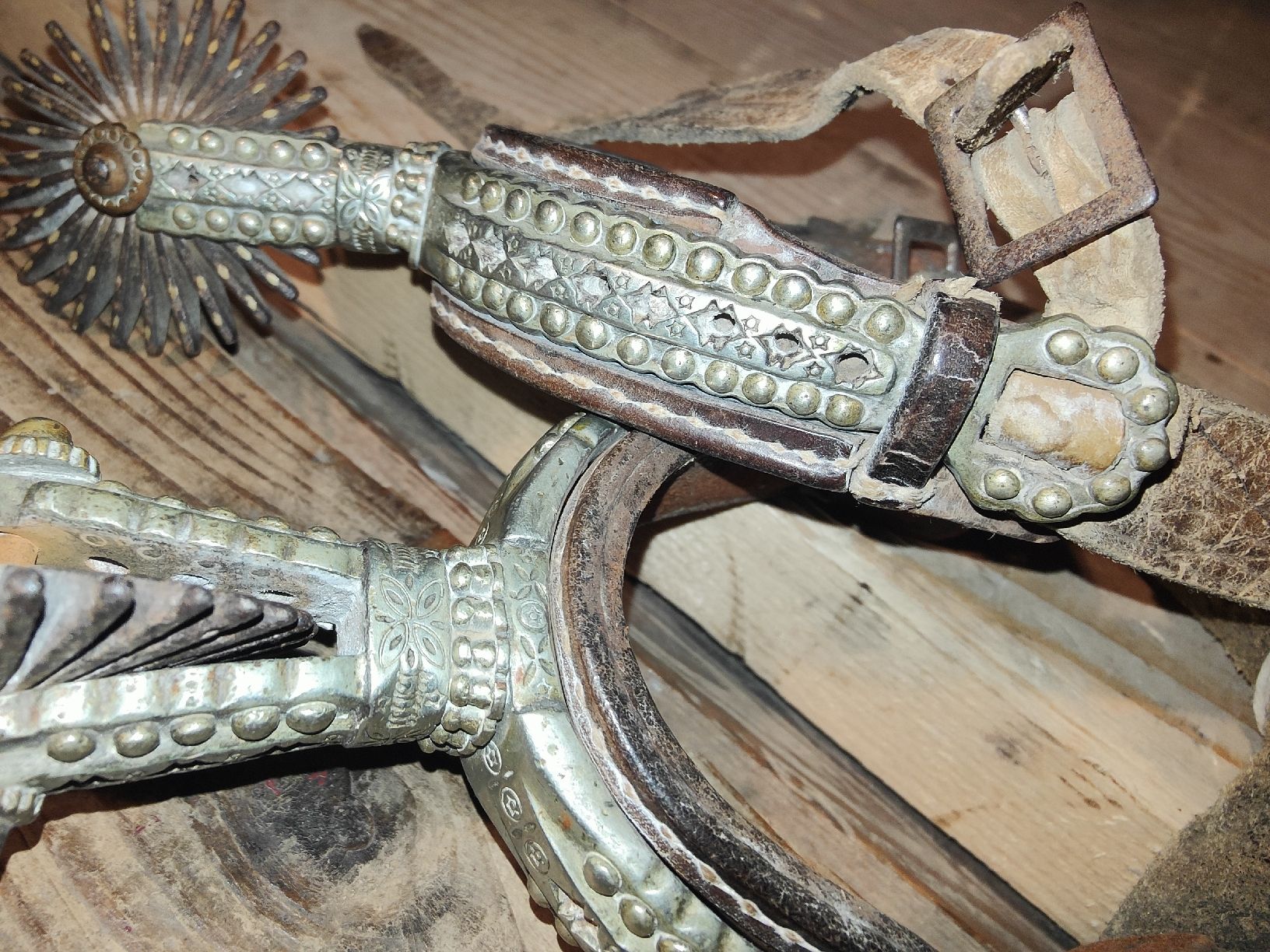 Tutte le decorazioni: ORIGINAL ALTE Western Sporren – Usato da Bichelsee venduto da Sacoche1932 2