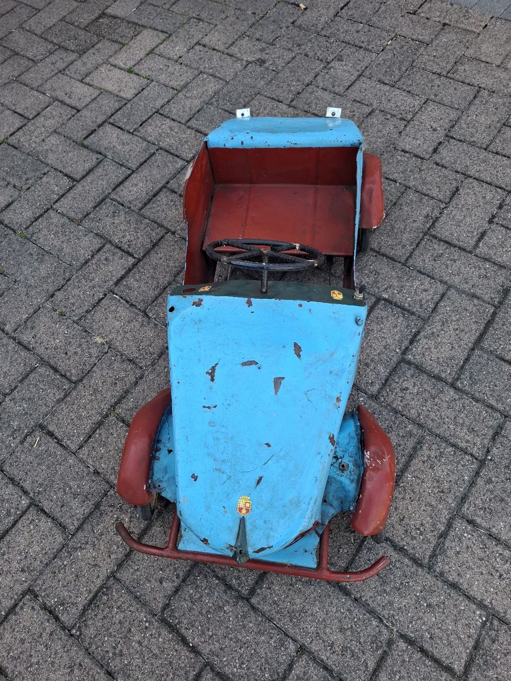 Véhicules pour enfants: antikes Tretauto – D'occasion à Hornussen par sagana2 1