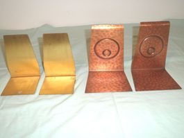Je 2 Buchstützen aus Messing und Kupfer, gebraucht.