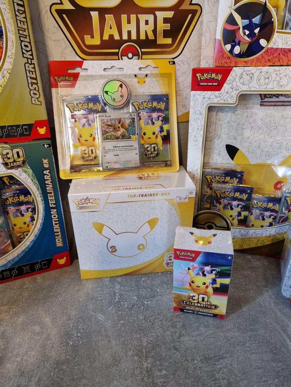 Pokémon Cartes à collectionner: Pokemon 30th aniversary ultra Bundle – Neuf avec emballage d'origine à Basel par poopssi 2
