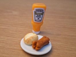 Puppenhaus Cervelat mit Brötchen und Senf