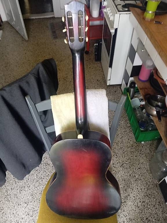 Strumenti musicali: Accoustic guitar – Usato da Basel venduto da Petergunn 2