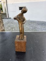 Kleine Bronzeskulptur mit Sockel "Tanz"