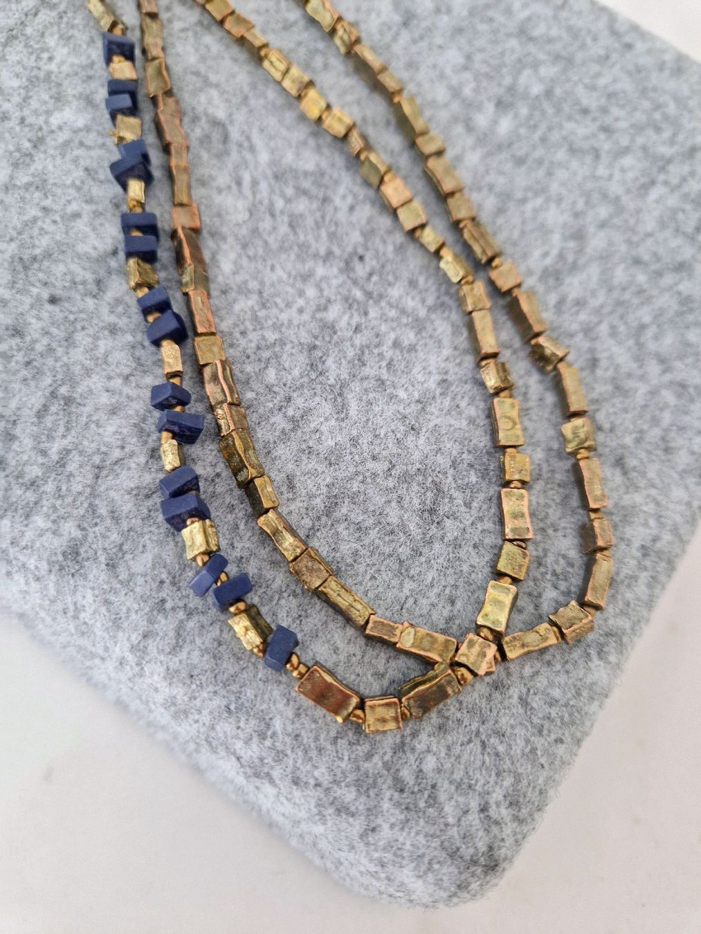 Catenine: Lang Kette in Blau-Gold – Usato da Horgen venduto da akkohappyshopping 1