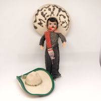 Vintage-Puppe in traditioneller mexikanischer Tracht