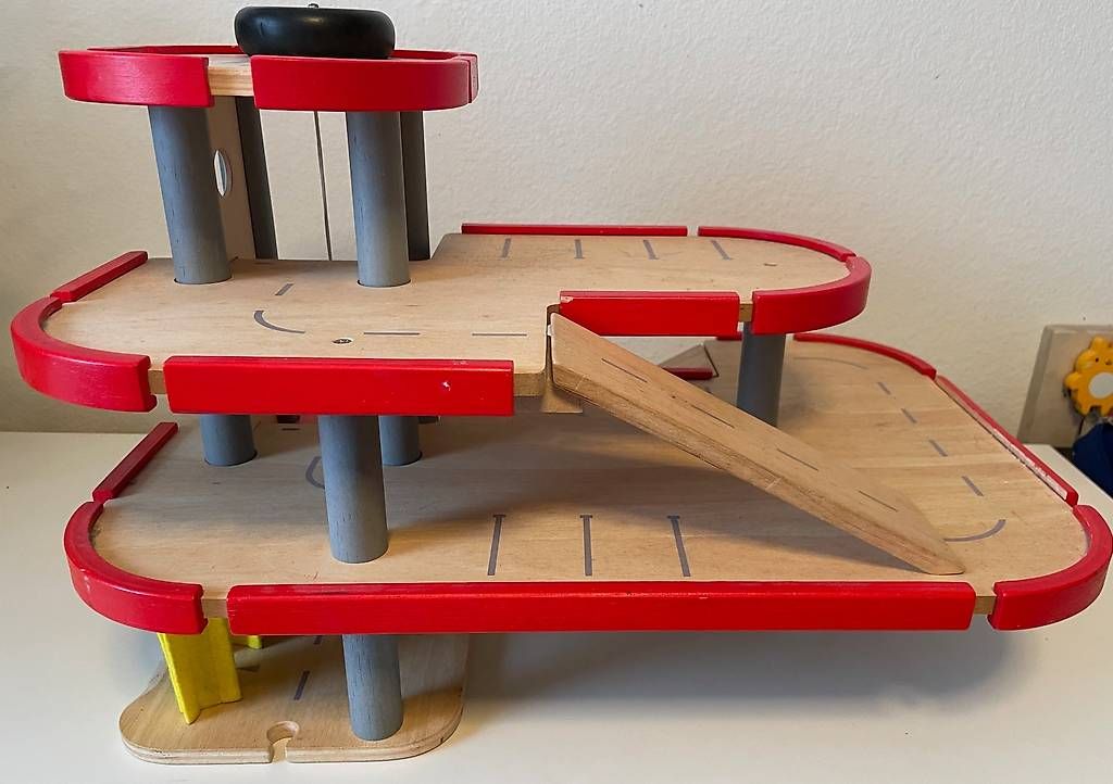 Spielzeuge: Spielgarage aus Holz – Gebraucht aus Kreuzlingen von deGriGri 2