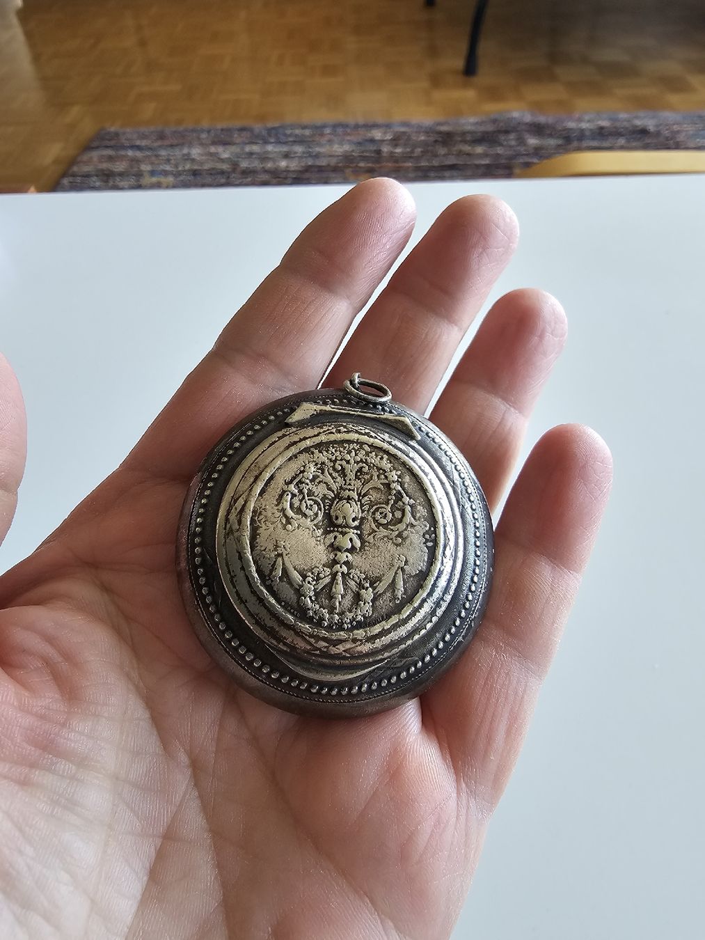 Tutte le decorazioni: Antike Dose mit Ornamenten – Usato da Niederrohrdorf venduto da DieBuechersammlerin 4