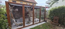 Vogelvoliere Holz mit Dach und Aussengehege guter Zustand