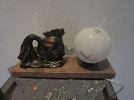 Art Deco Lampe, Fisch auf Marmorsockel mit Kugelleuchte