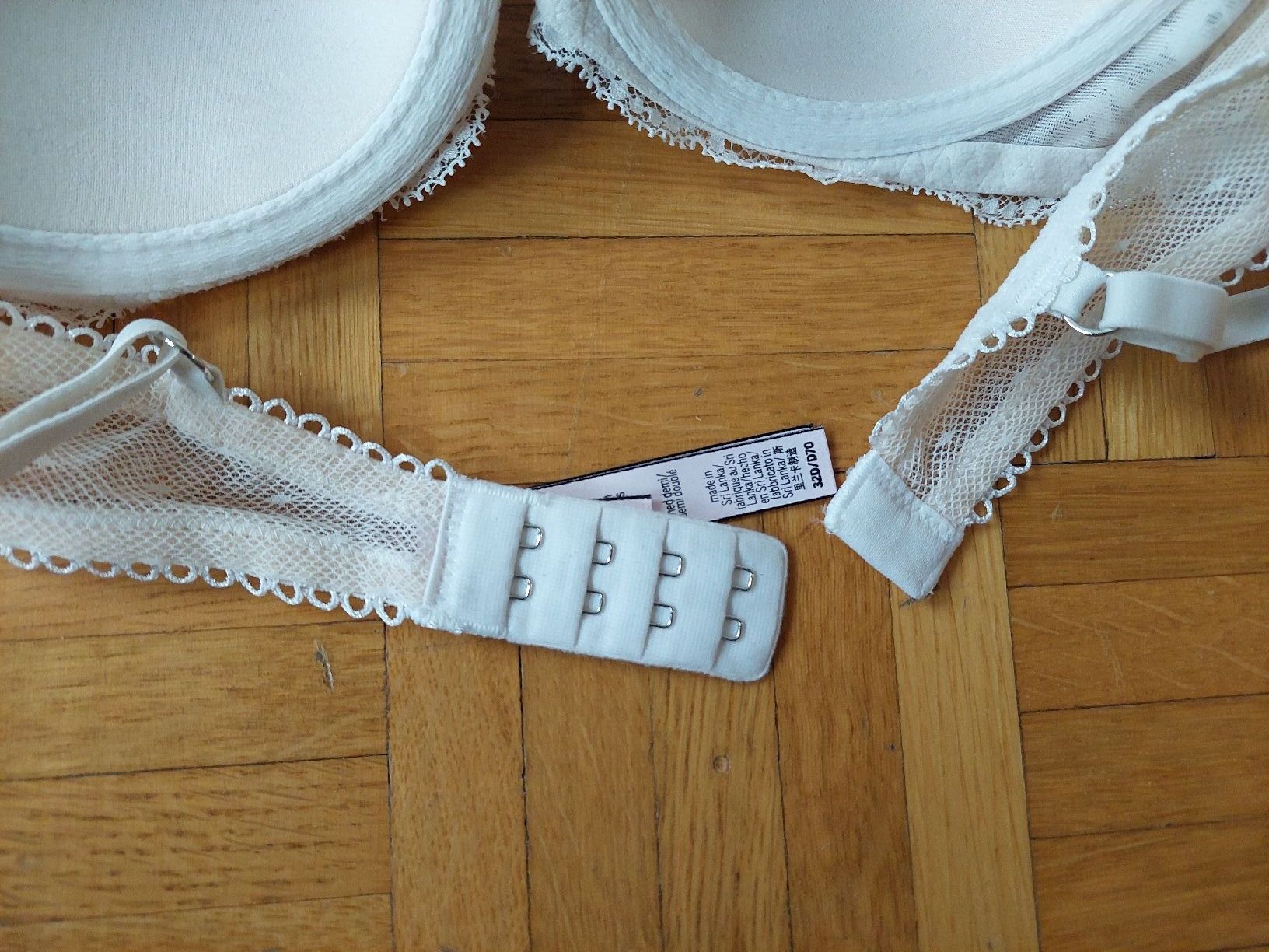 Victoria's Secret BH in Weiss (Grösse 70D) (Gebraucht) in Zug für CHF 3 ...